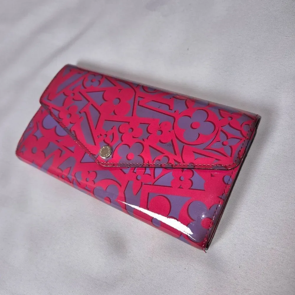 Authentic 🌸 Louis Vuitton Rose Indian Sweet Vernis Wallet